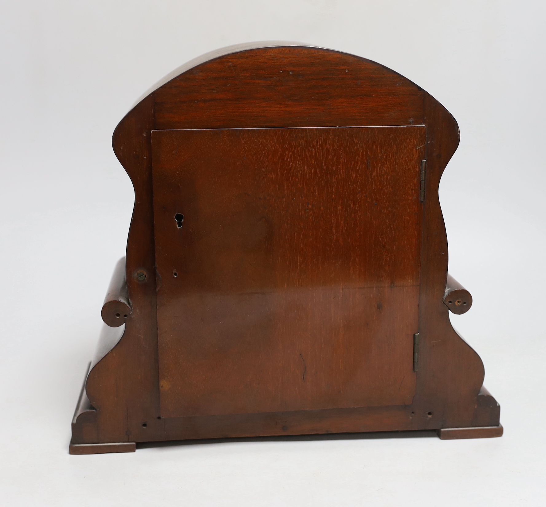 A 19th century mahogany mantel clock, 26.5cm high